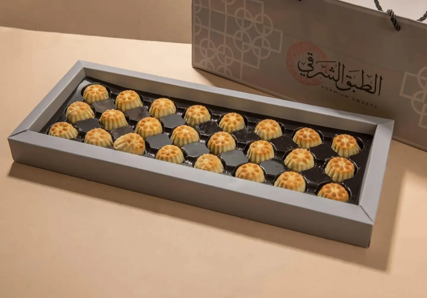 الطبق الشرقي معمول بالتمر