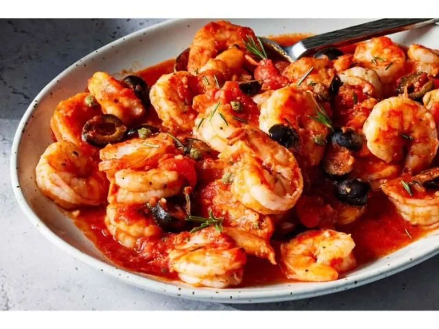 طاجن مأكولات بحرية بالصلصة الحمراء