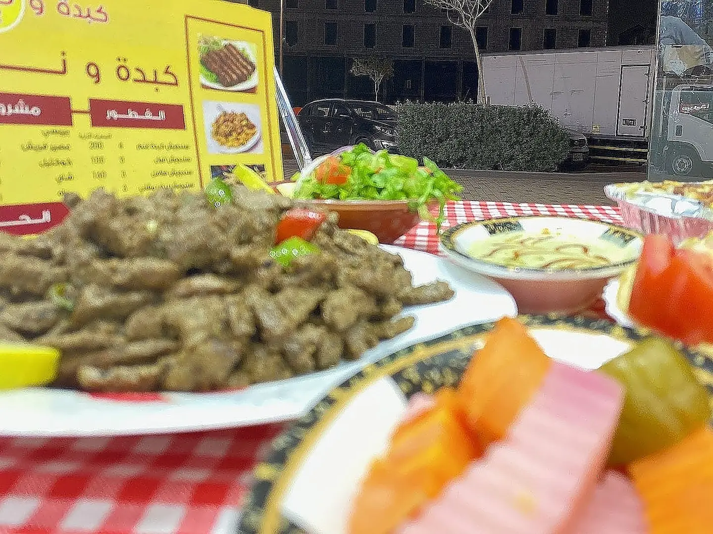 طبق سجق و طبق كبدة مع الطحينة والعيش