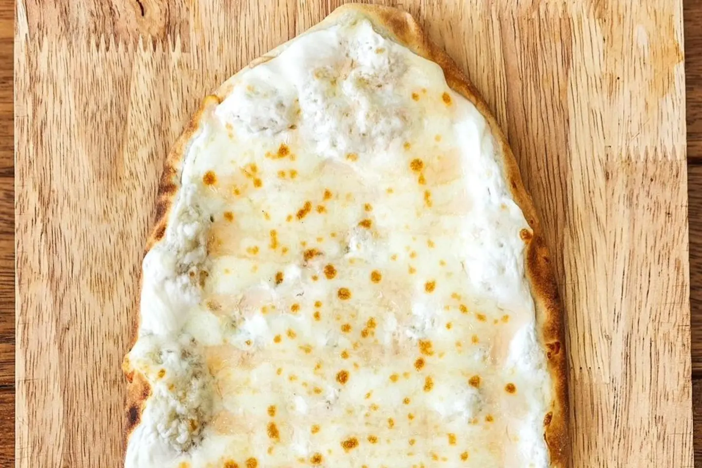 فطيرة جبنة عكاوي مشروحة