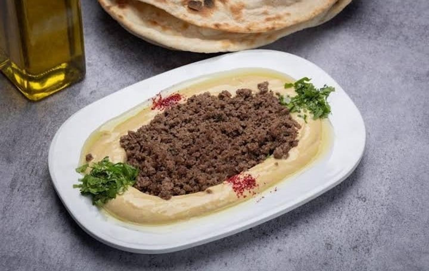 صحن حمص باللحمة كبير