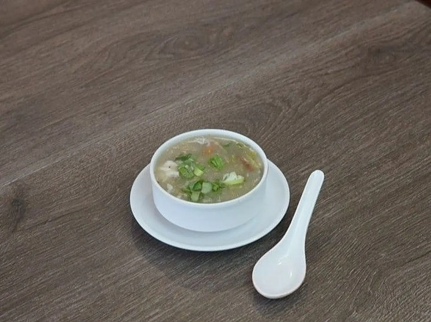 شوربة مأكولات بحرية حارة وحامضة