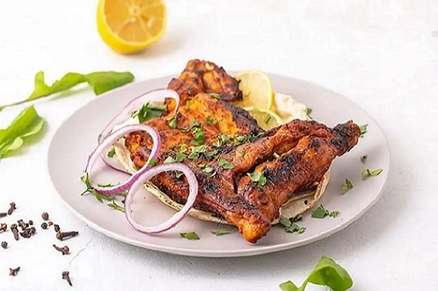 نص حبة دجاج مشوي على الفحم بدون رز