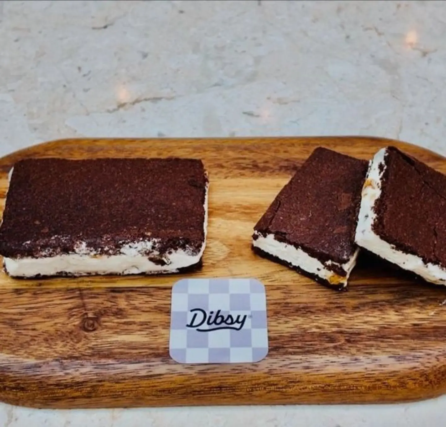 ايس كريم ساندوتش شوكلاته مع اللوز المكرمل