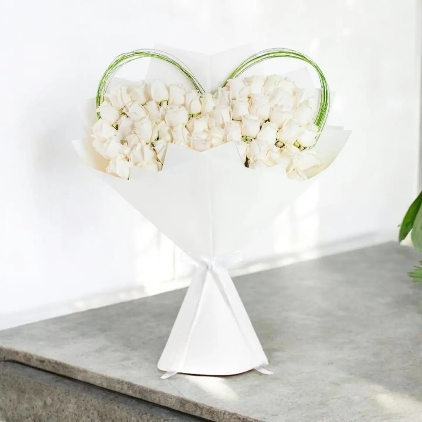 عهد - باقة ورد ابيض على شكل قلب