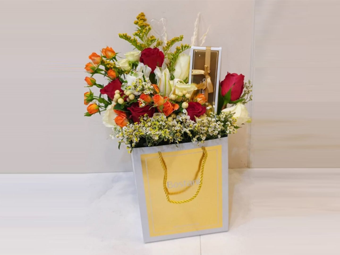 A Quarter Of A Kilo Of Bostani Chocolate With Roses