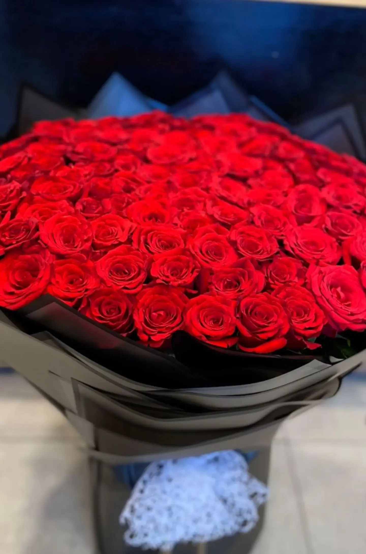 جوري احمر مع غلاف اسود