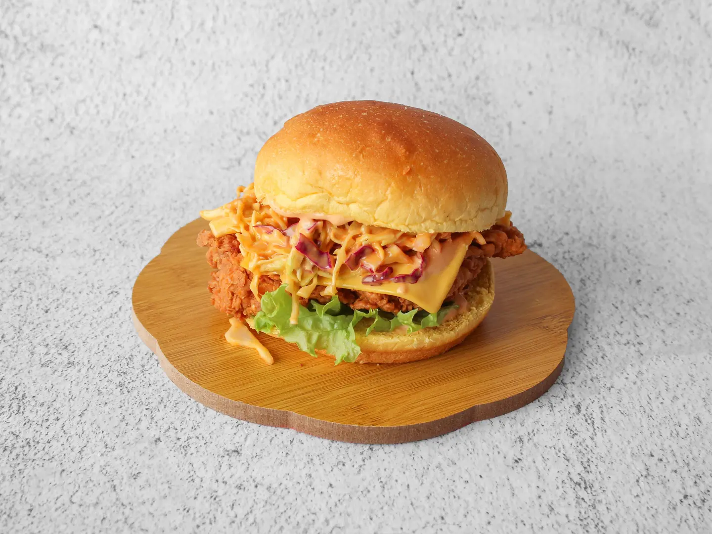 برجر دجاج كرسبي سيراتشا