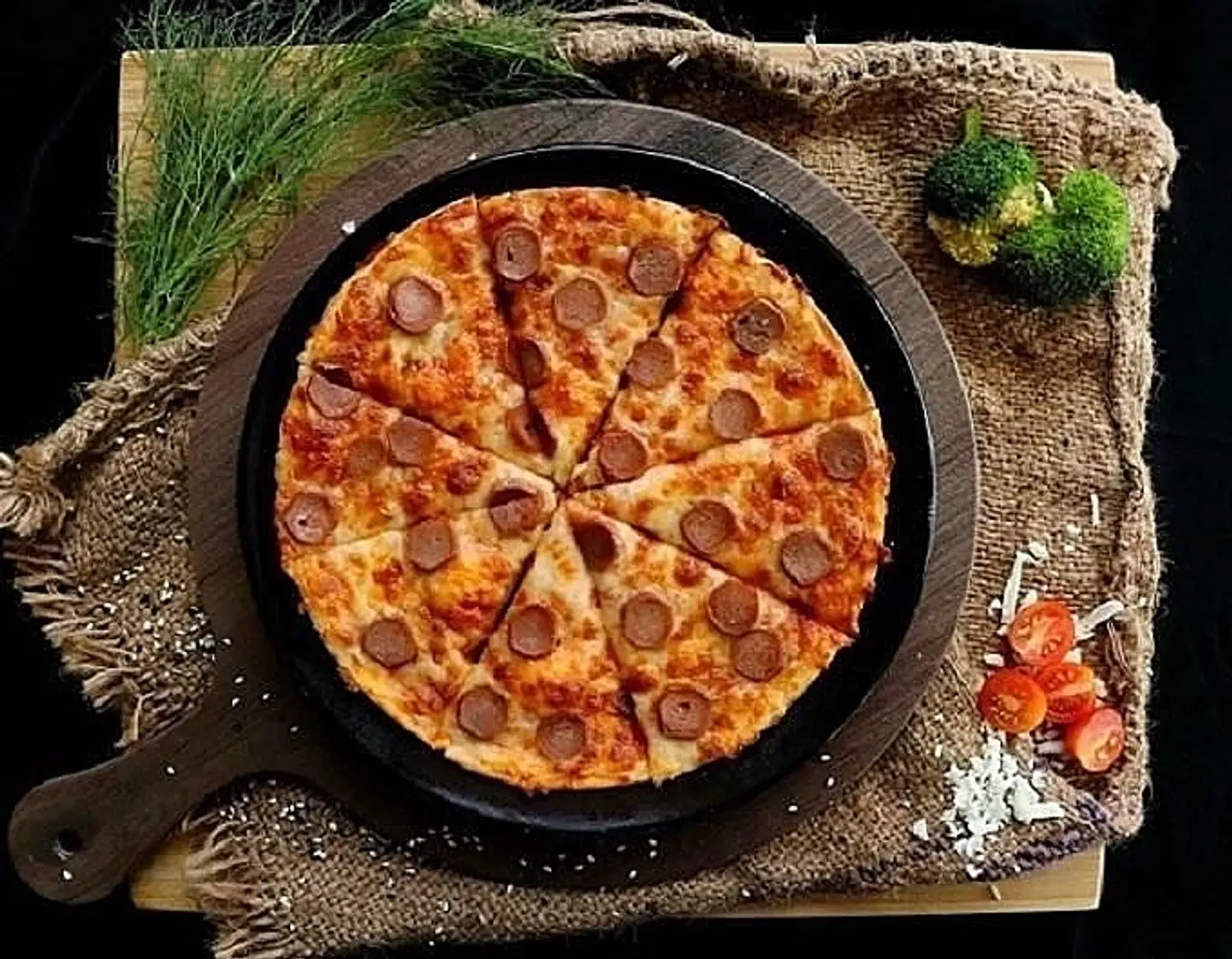 بيتزا نقانق