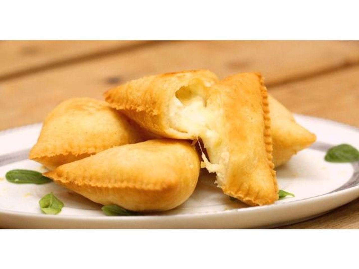 Bayati Sambosa With White Cheese