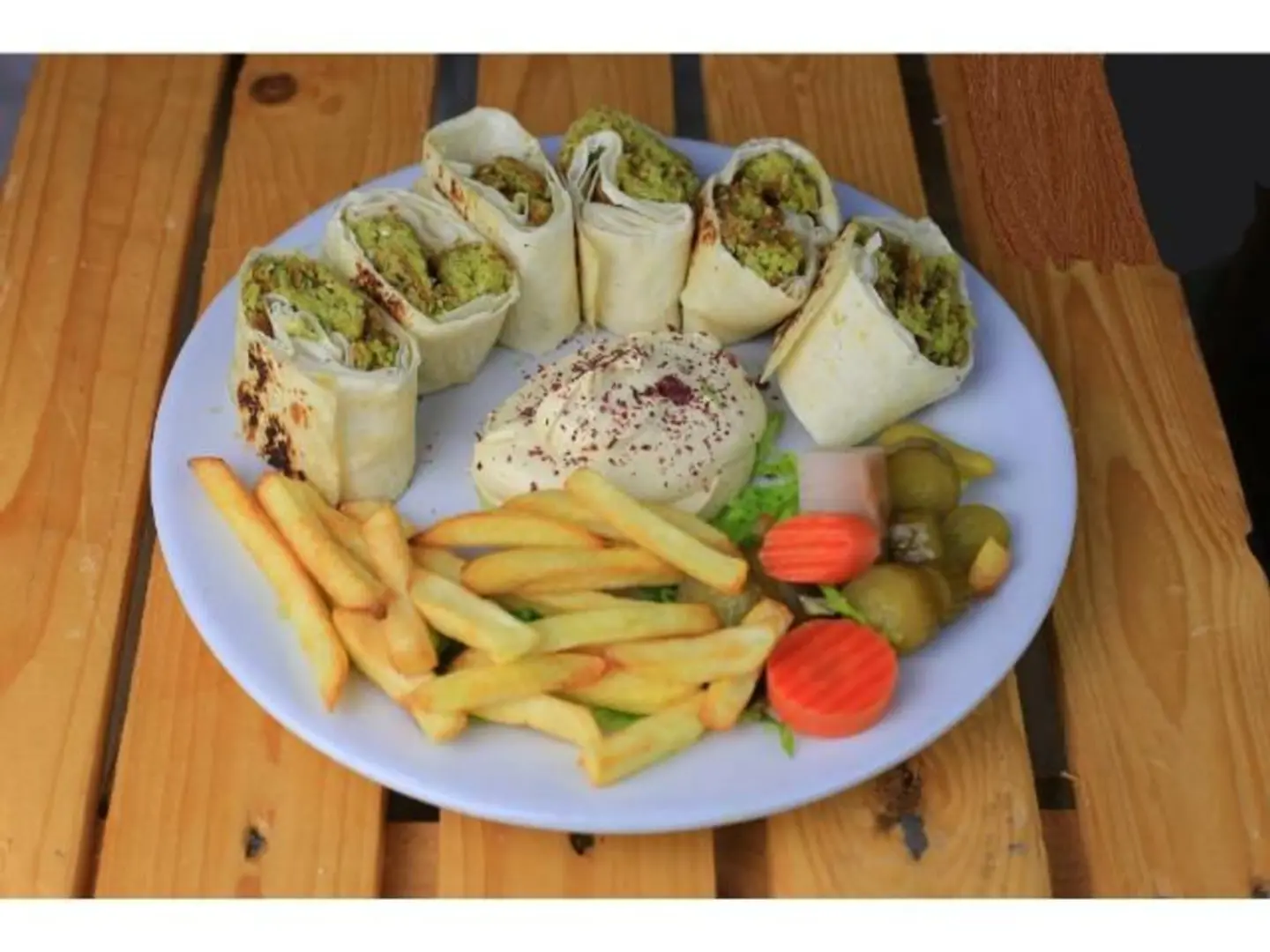 وجبة فلافل وسط