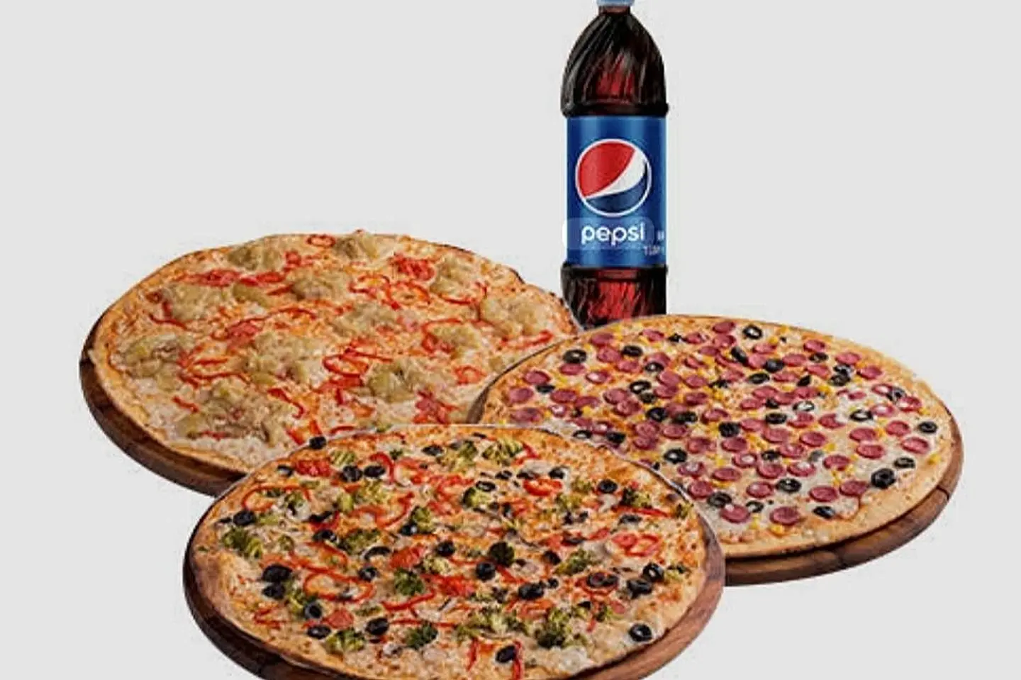 ٣ بيتزا كبيرة ومشروب بارد بحجم عائلي