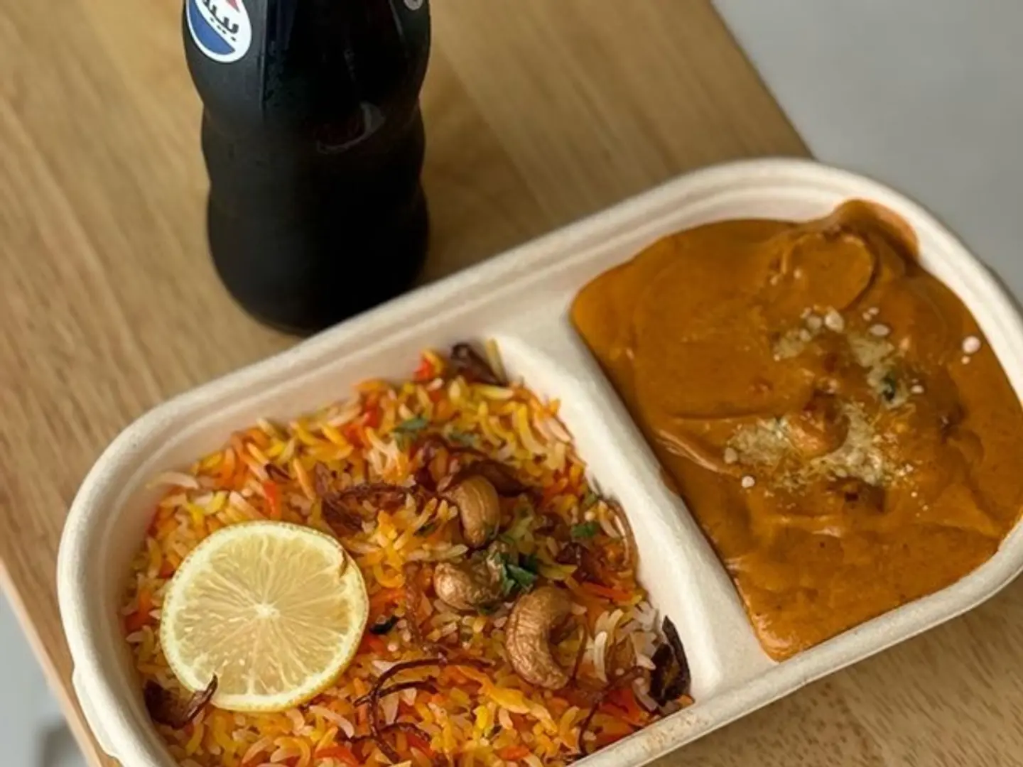 وجبة كاري دجاج مع ارز البرياني والصوص الاخضر و بيبسي