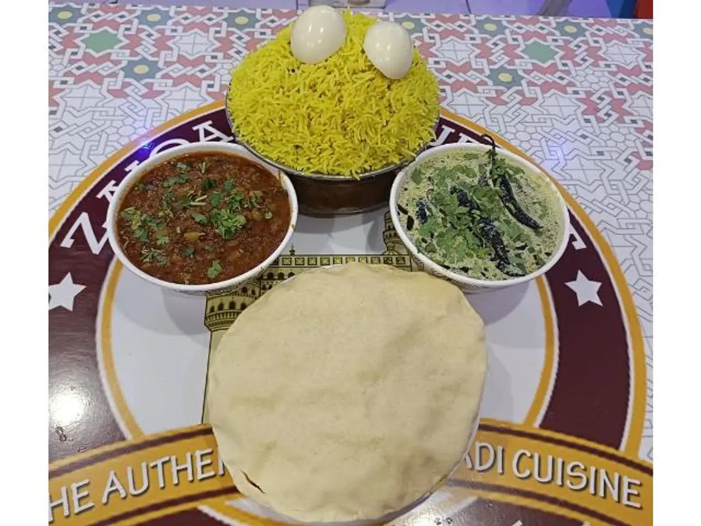 كيشدي وخطة كيما مع البيض المسلوق والباباد لحم الضأن المفروم