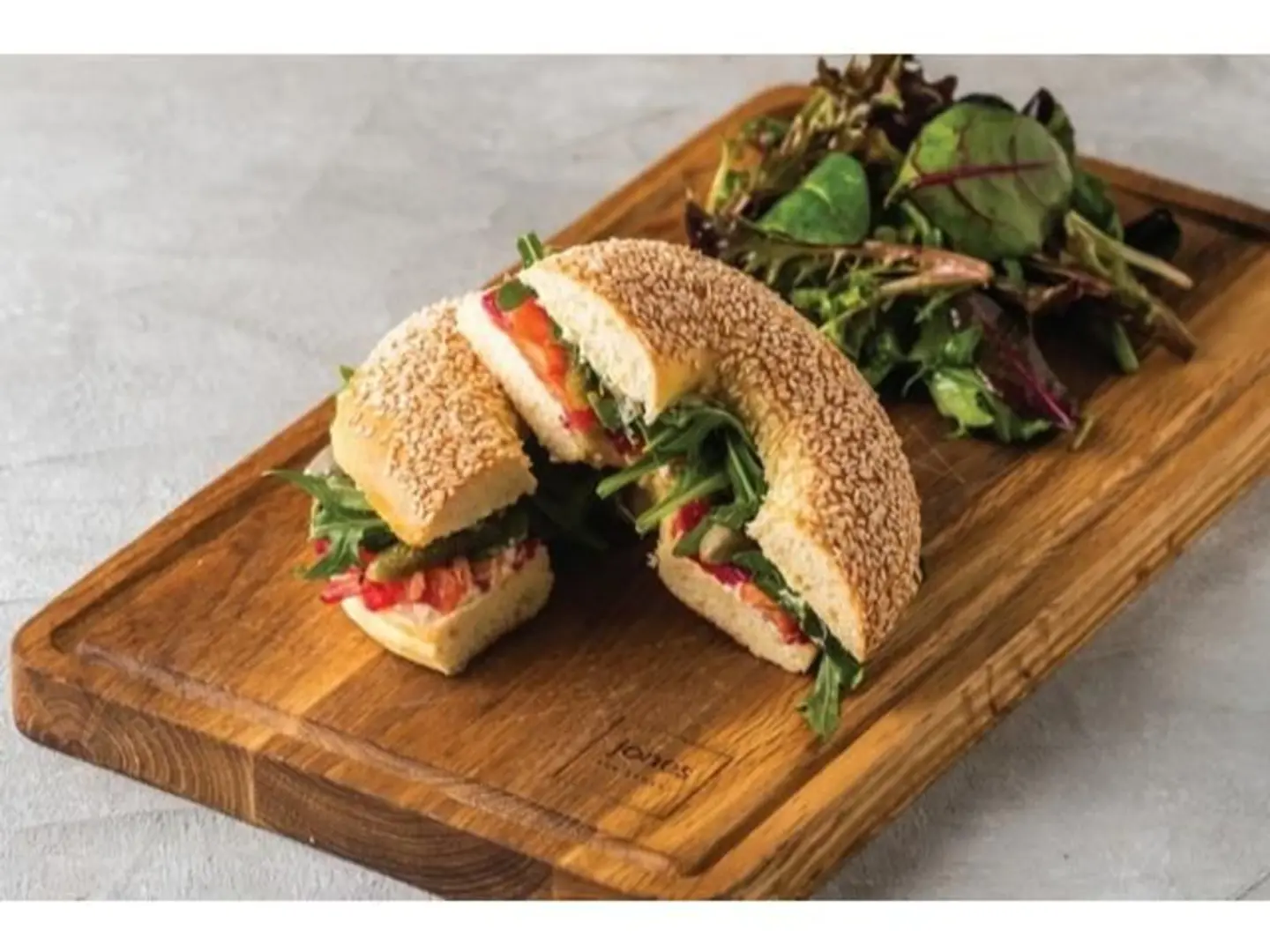 خبز البيغل بالسلمون المدخن