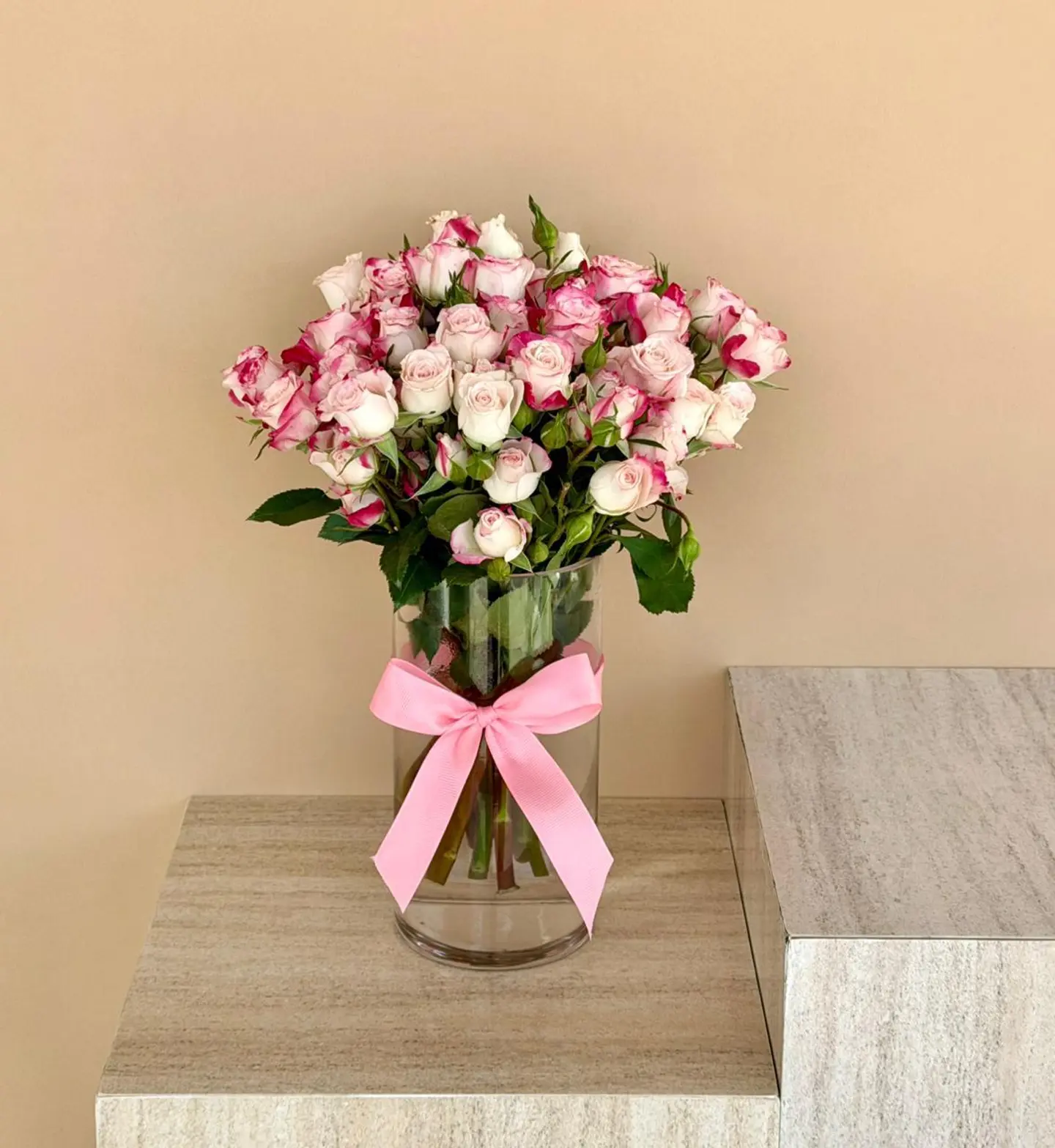 فازة ورد زجاجية وردي