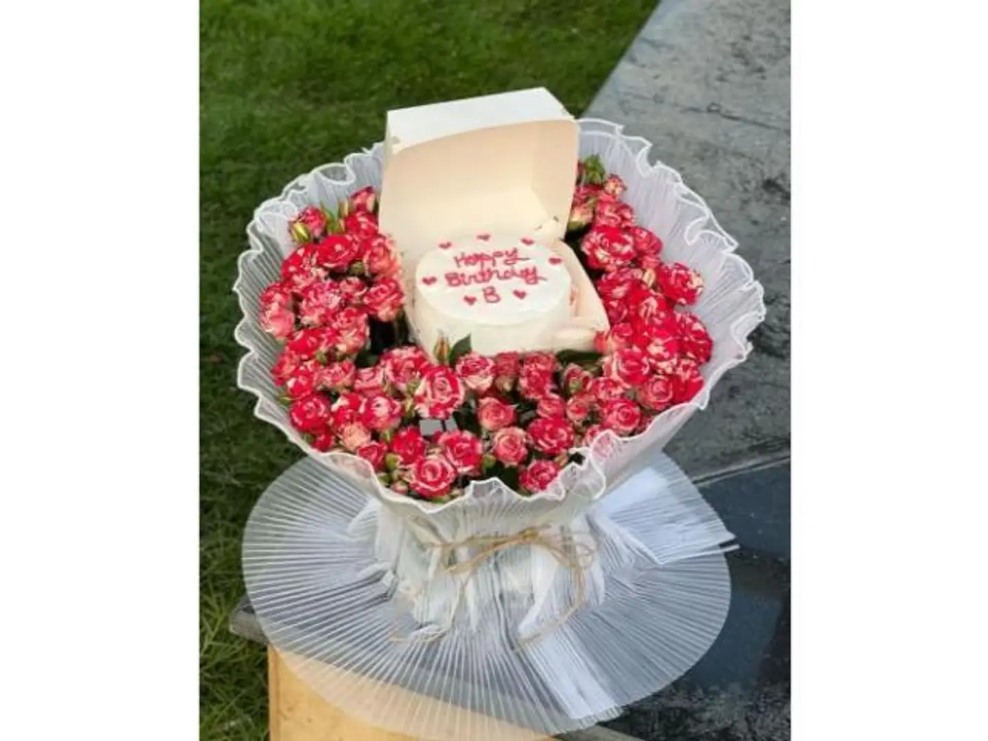 بوكيه ورد ملون عيد ميلاد مع الكيكه