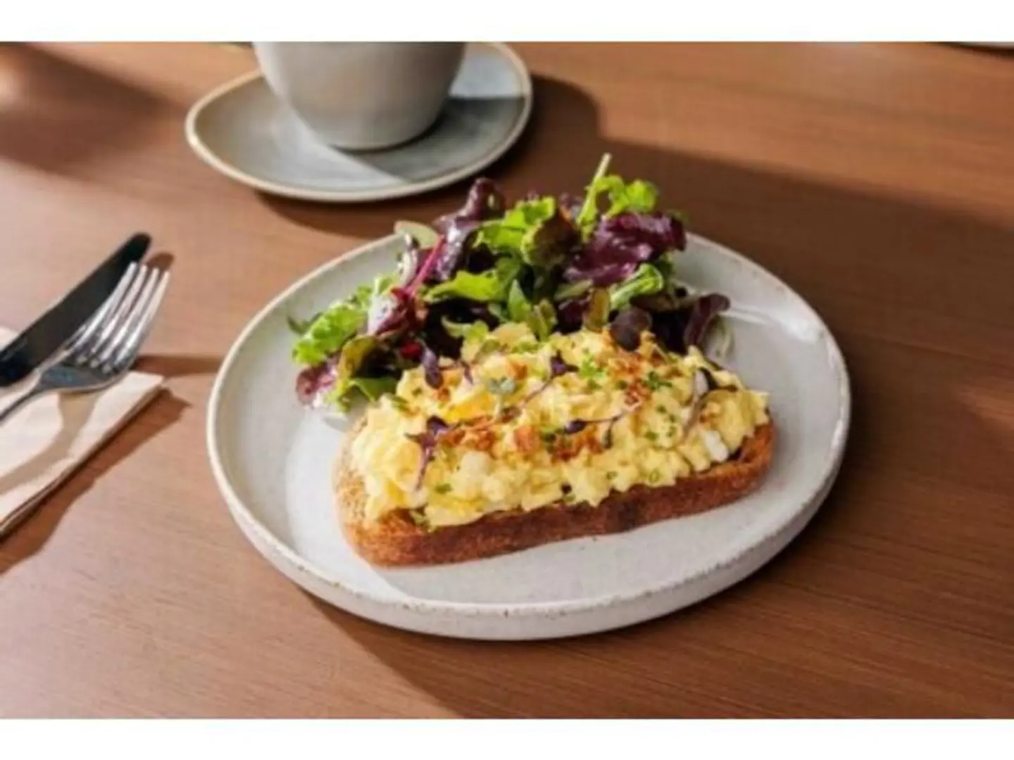 بيض السكرامبل مع الترافل