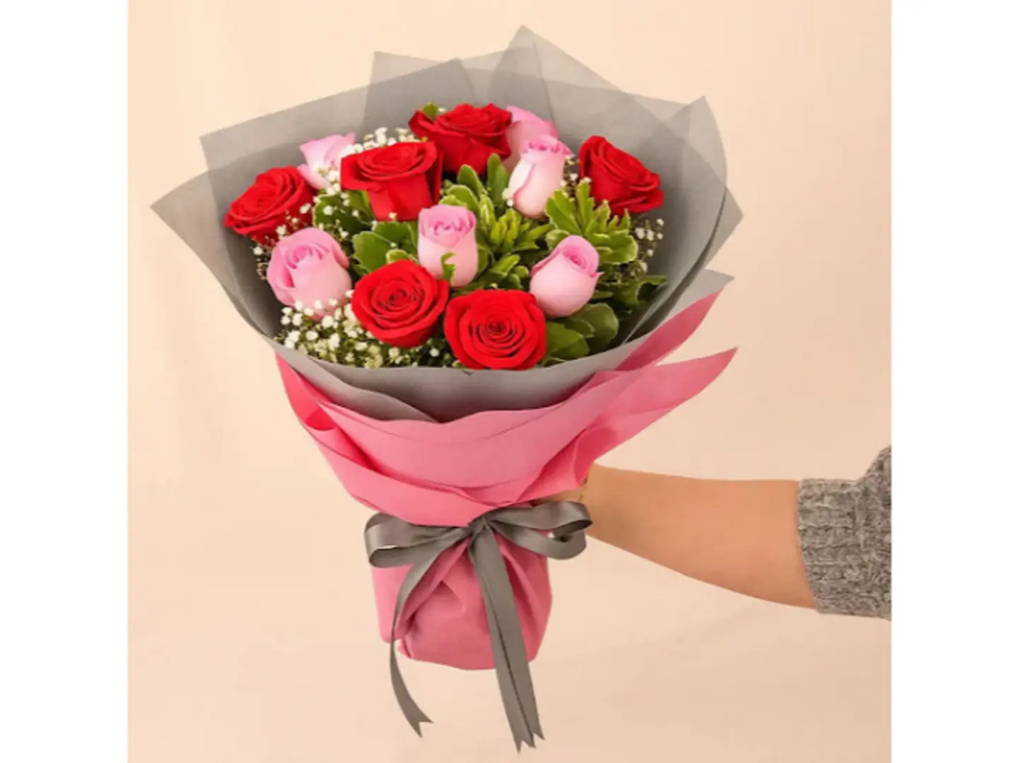 باقة من 6 ورود وردية و 6 ورود حمراء