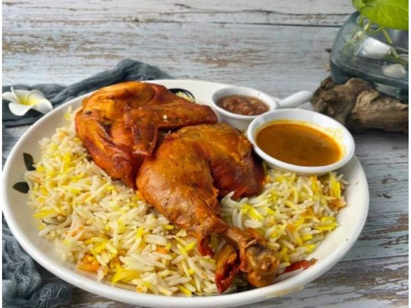 ربع دجاج و ارز و ادام و سلطه
