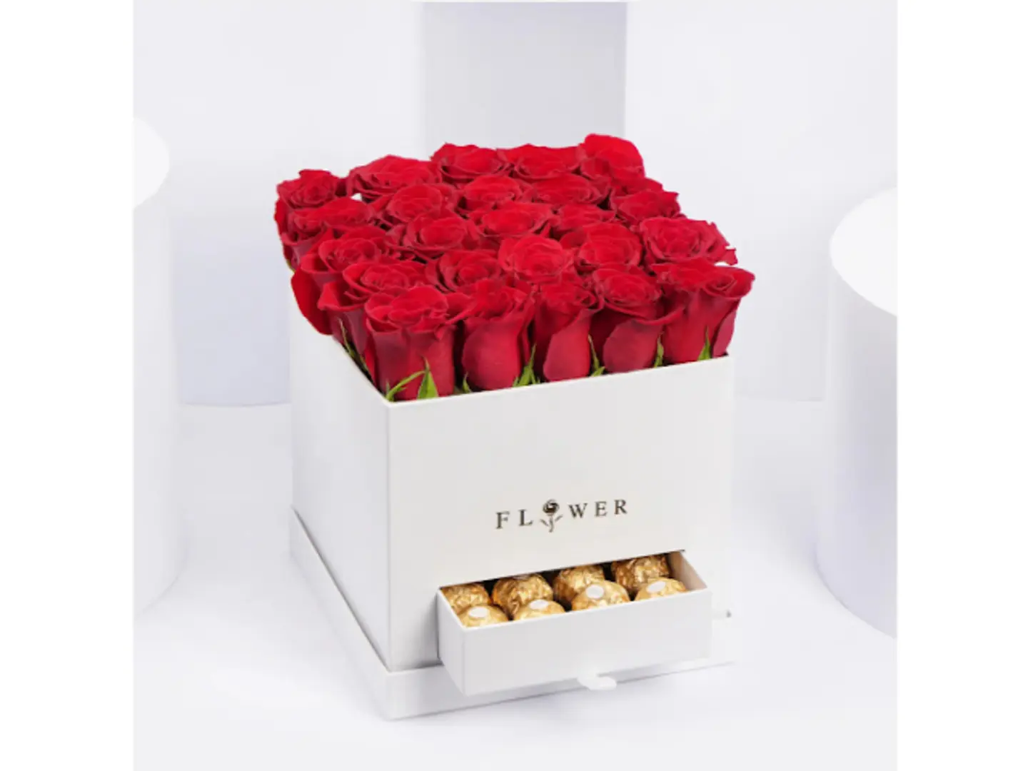 ورود حمراء رائعة مع علبة فيريرو روشيه