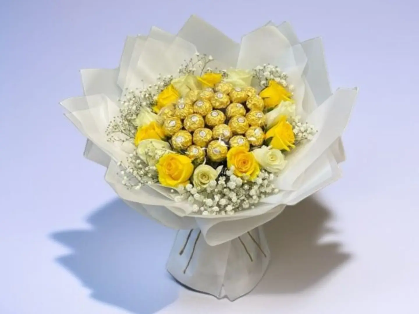 باقة ورد وشوكولاتة بتغليف أنيق