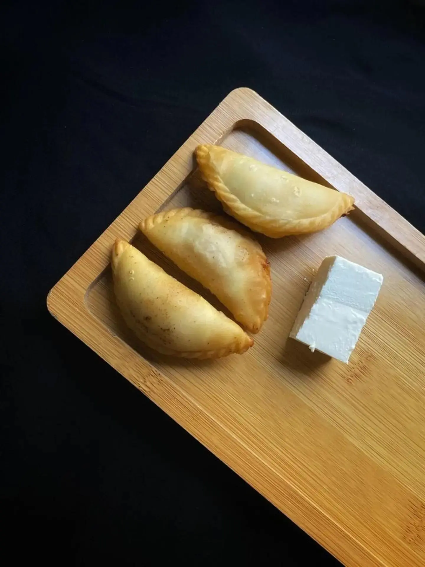 حبة سمبوسة بالجبنة البيضاء