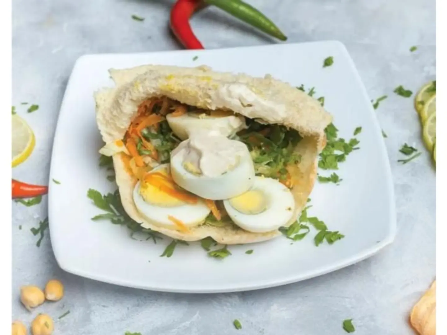 ساندوتش بيض مسلوق سلطه وطحينه
