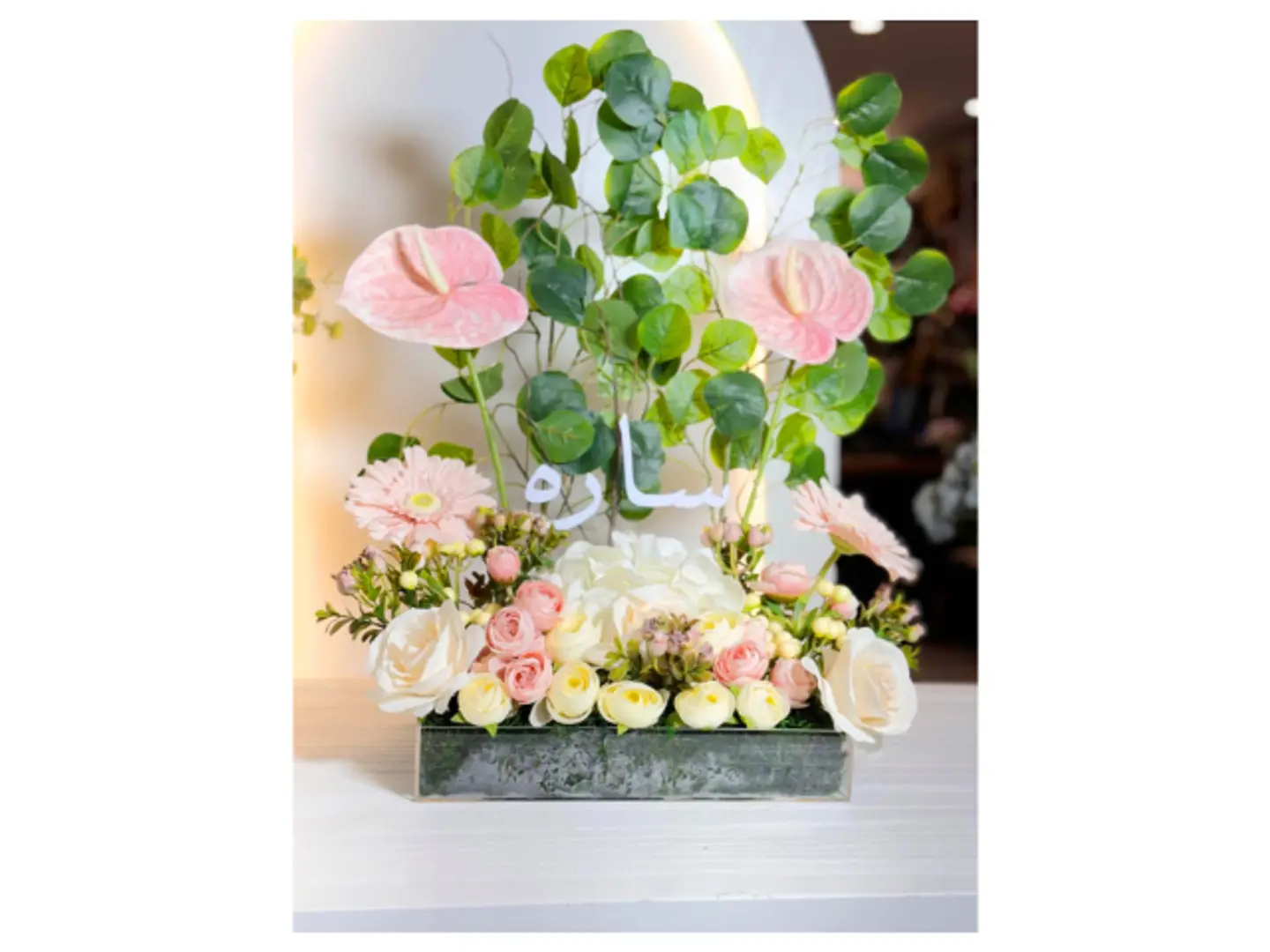 ٥٤- ستاند اسم مع ورد صناعي ٢