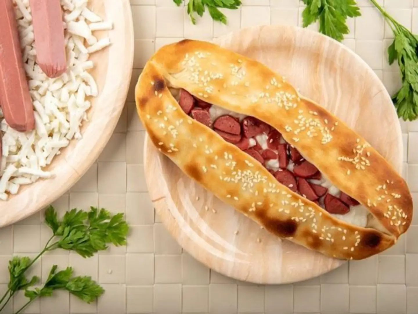 جبنة عكاوي بالنقانق