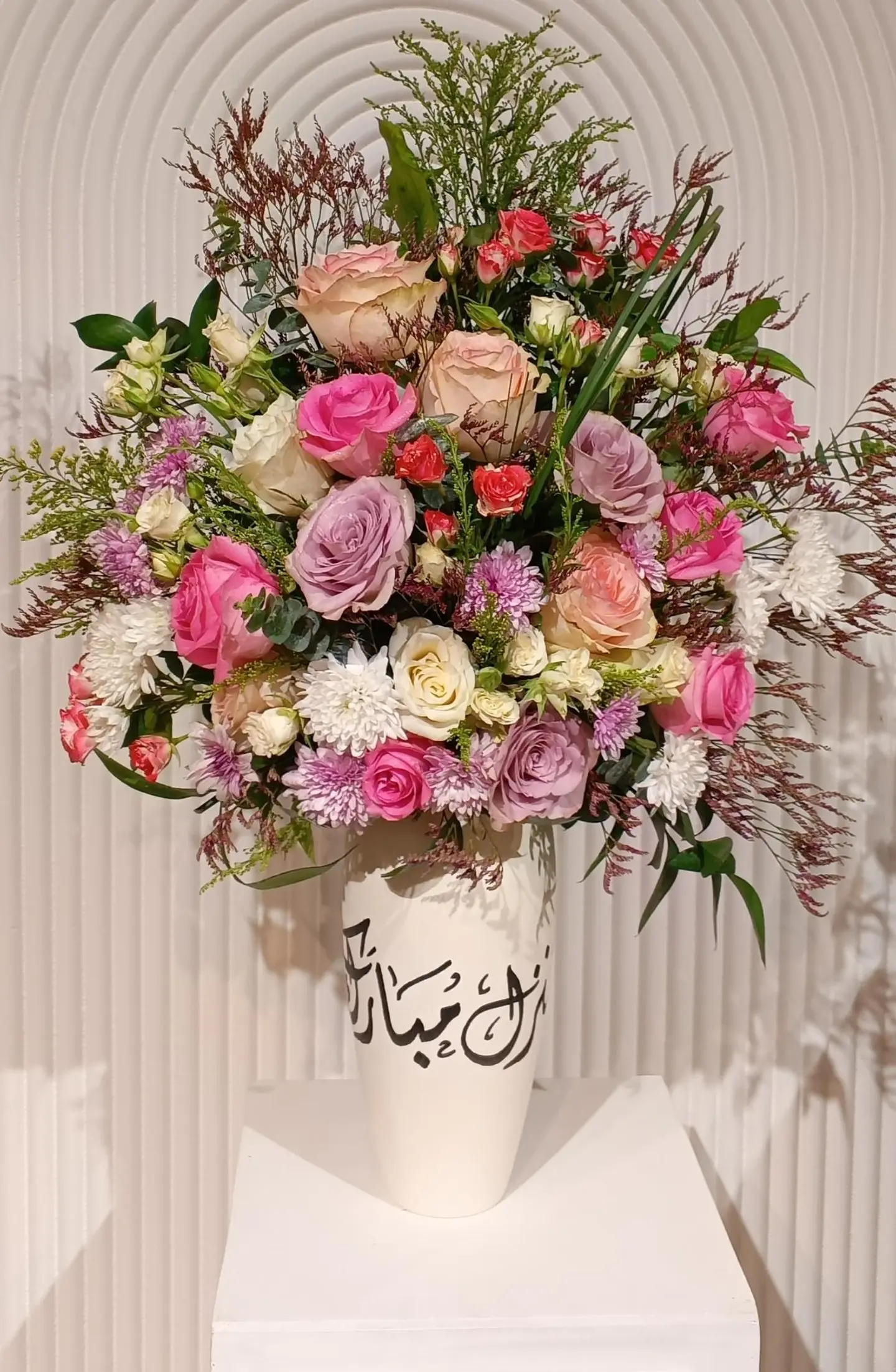 مزهرية سيراميك طويلة بتصميم زهور
