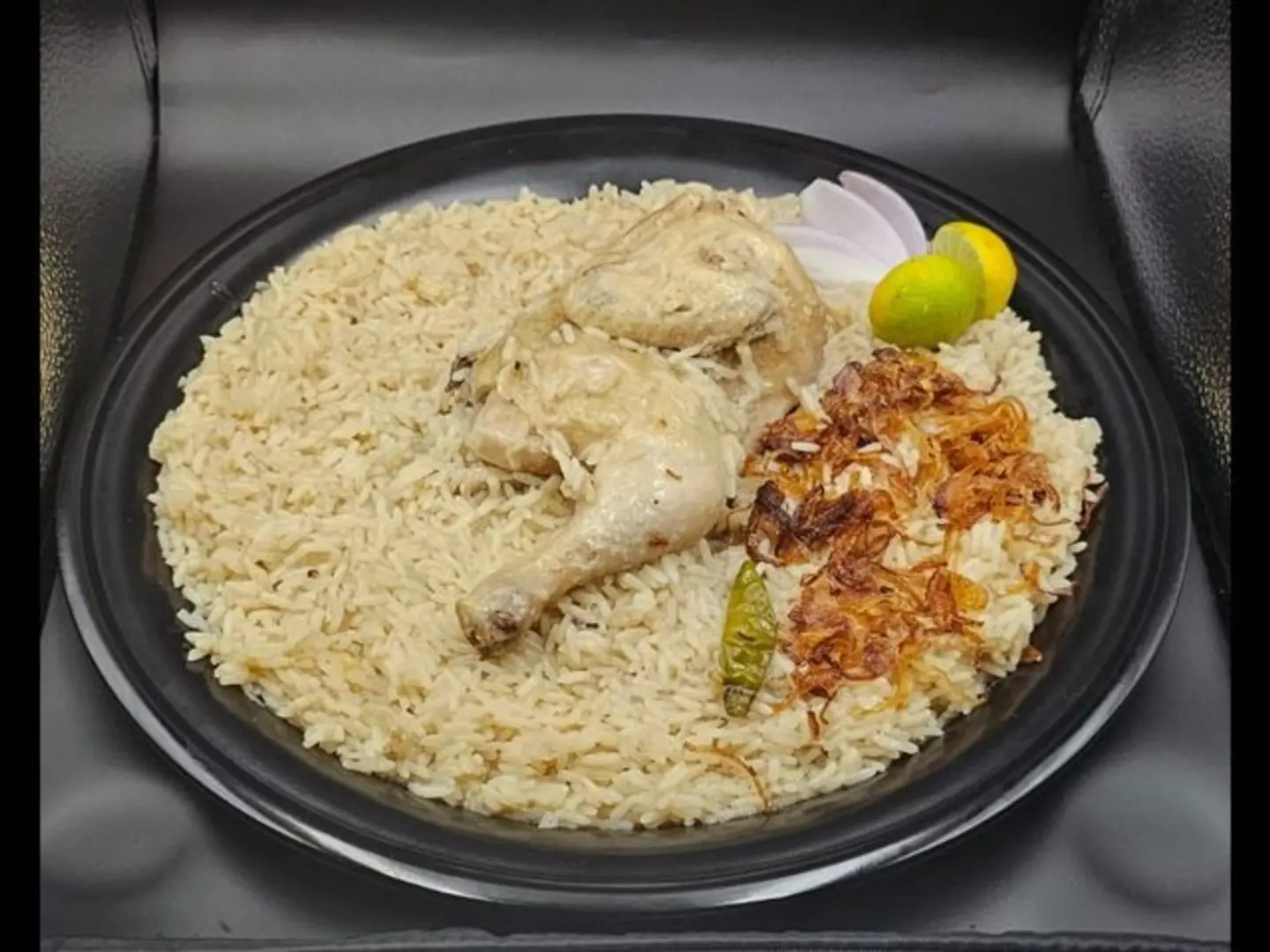 نص حبه دجاج مضغوط ابيض مع نفر رز