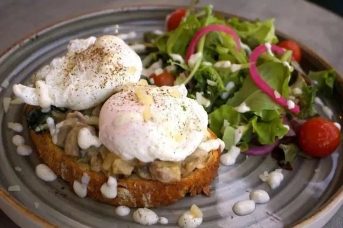 بيض بنديكت بكريمة الفطر