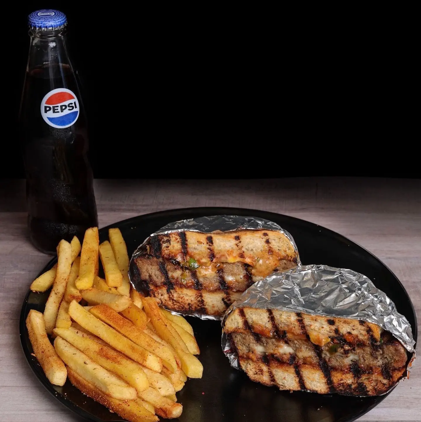 وجبة برجر دجاج على الفحم