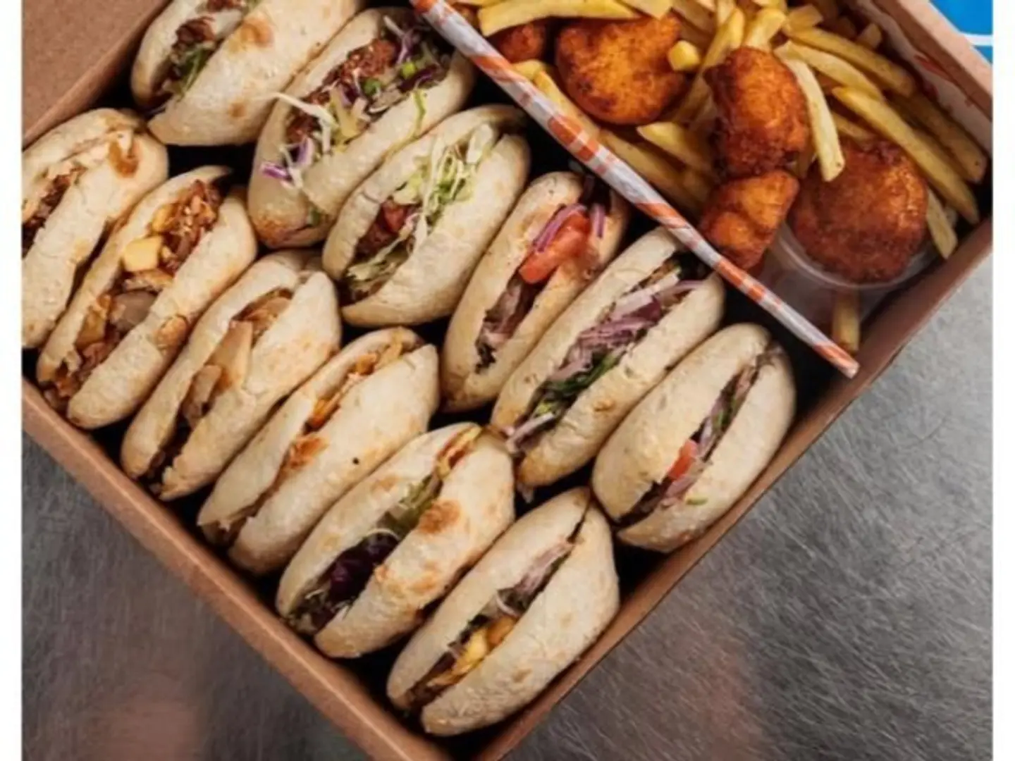 Family Box With 4 Sandwiches And Sauces