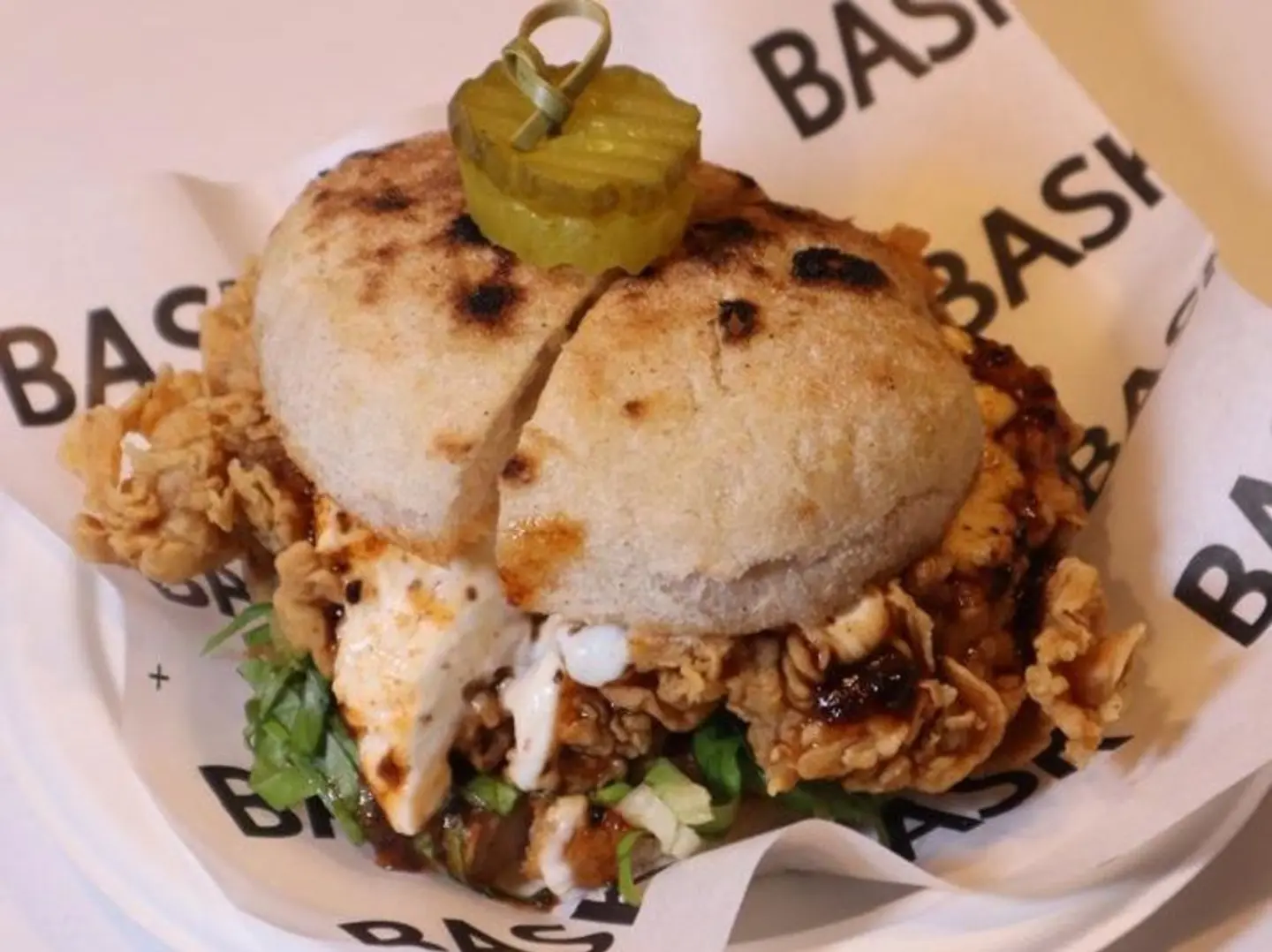 برجر دجاج بالعجين المخمر