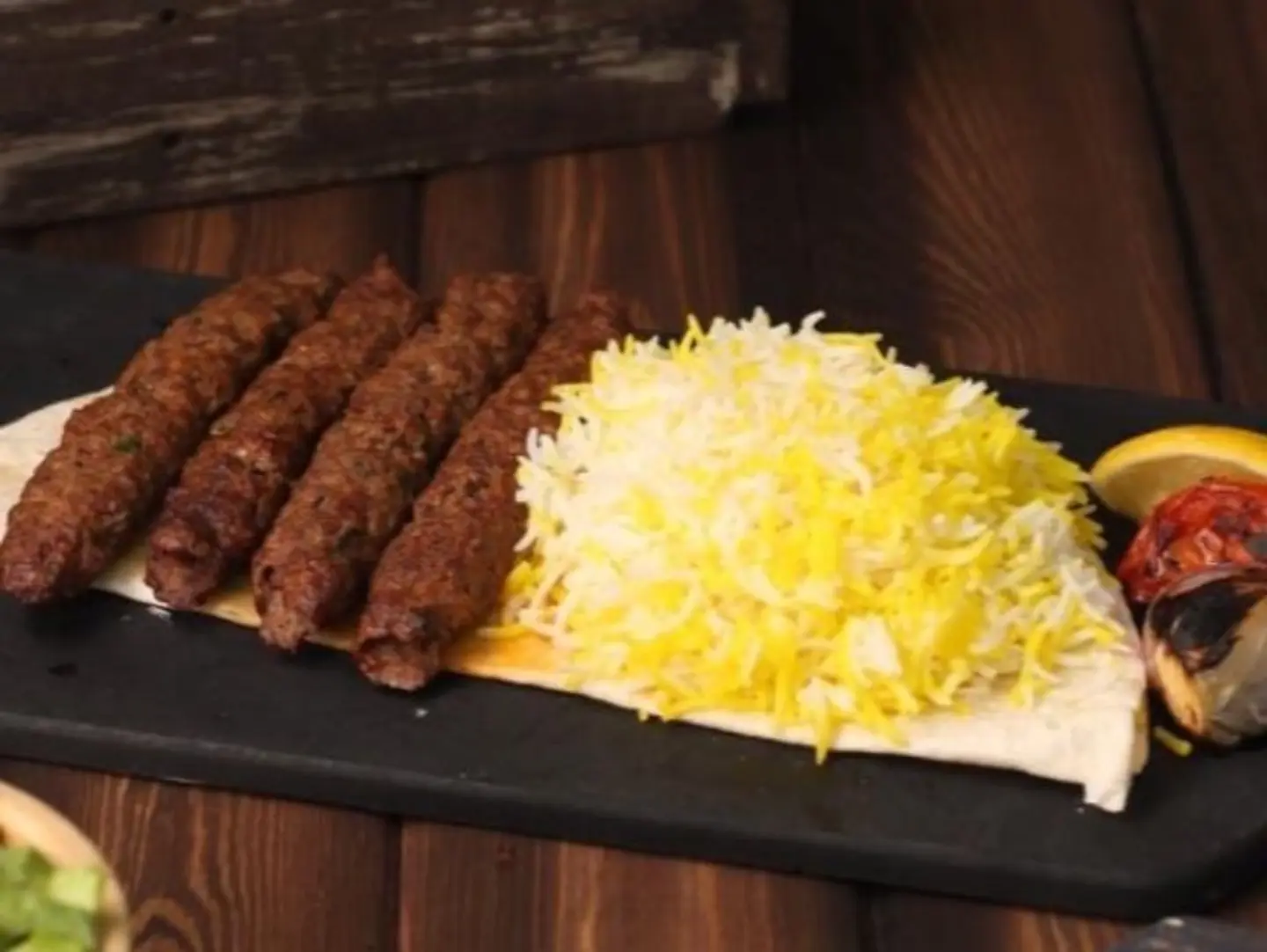 كباب لحم حراق مع الرز