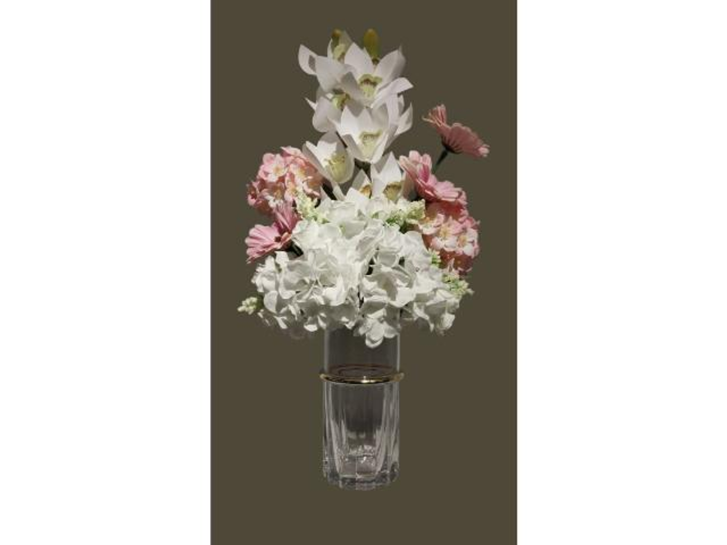 فازة بحزام ذهبي مع ورد صناعي