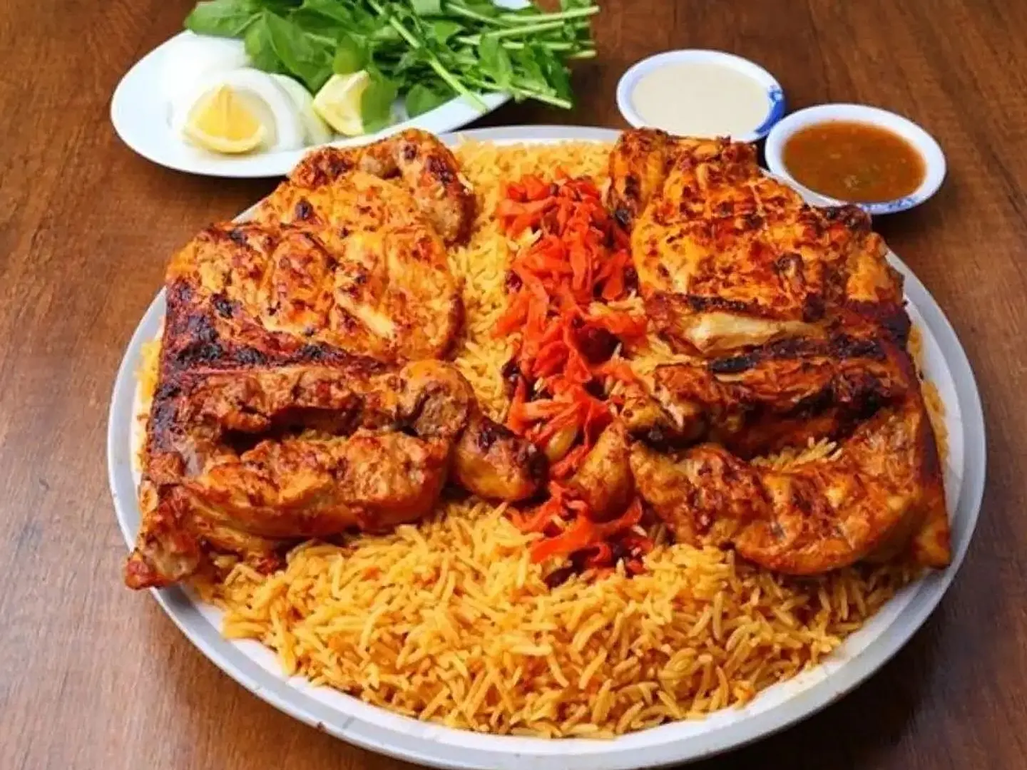 صنيه رز مع ٤انصاف دجاج المضبي