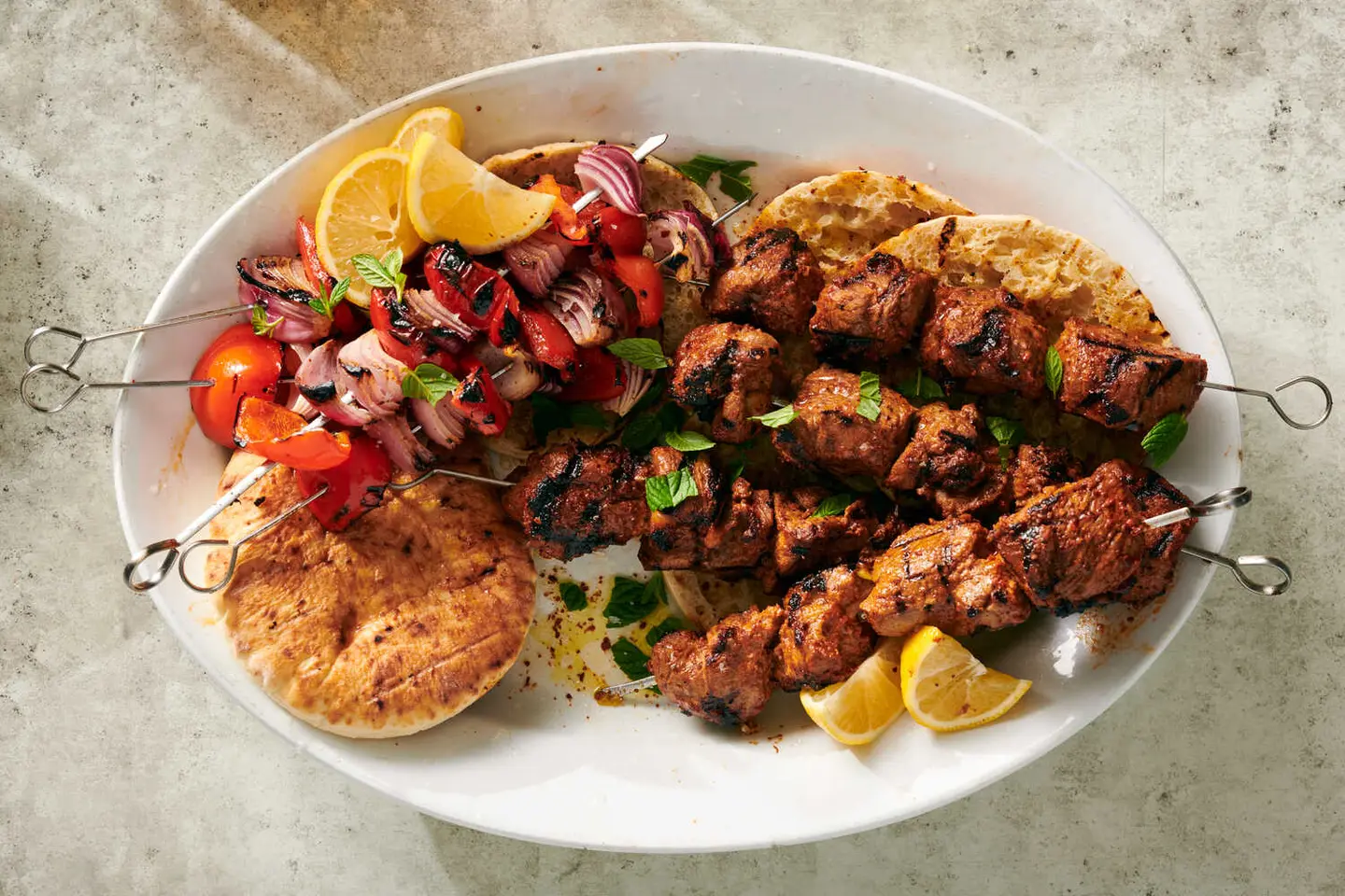 وجبة كباب حلة مع شورة وارز وسلطة