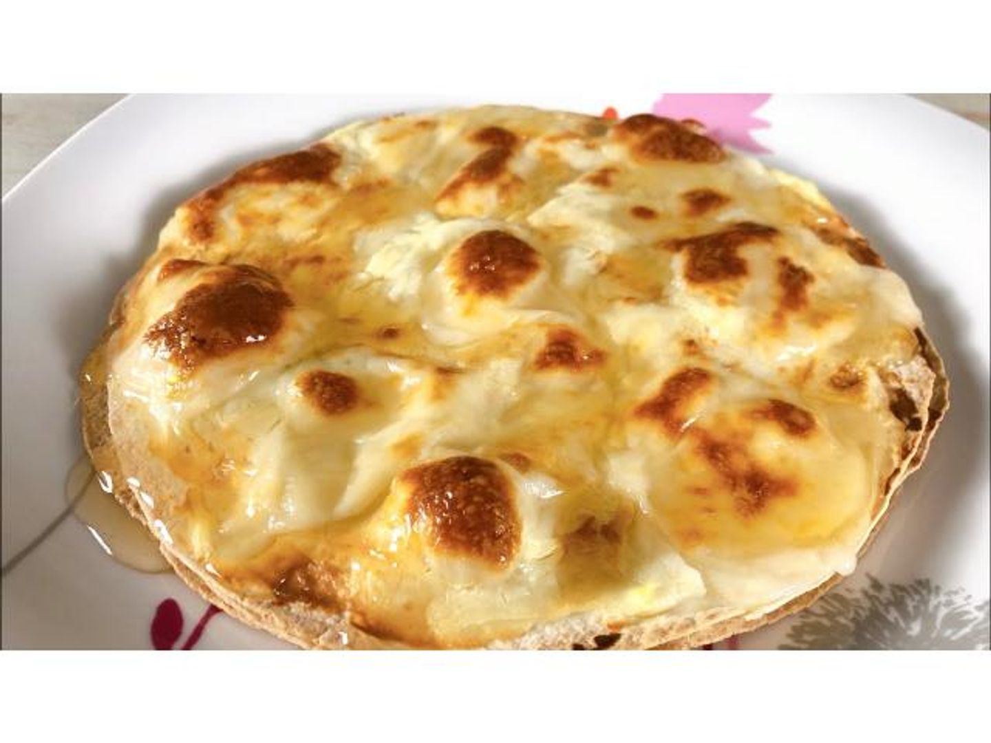 فطائر لبنة مع جبن و عسل