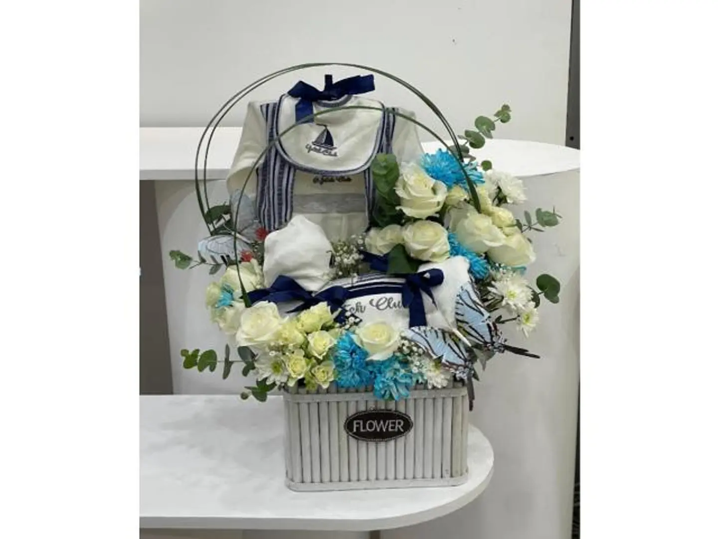 سلة مولود مع ملابس