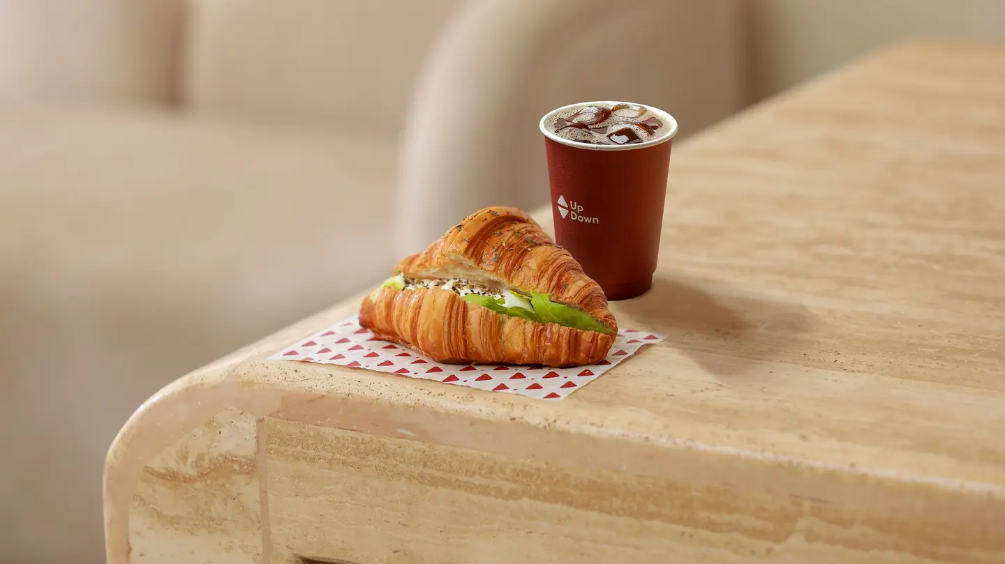 قهوة اليوم بارد او حار ، مع كرواسون لبنه وزعتر