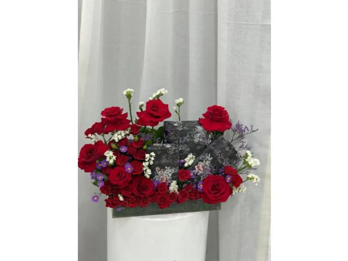 صحن اكريلك ورد احمر تغليف