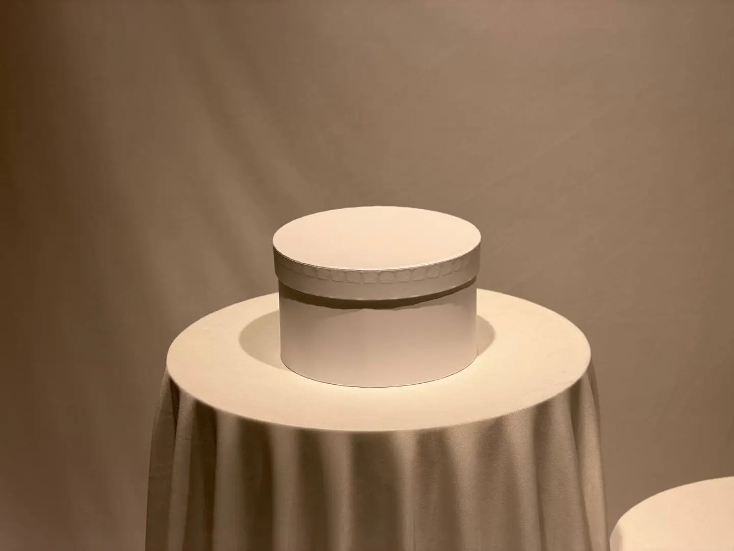 صندوق الفخامة البيضاء صغير