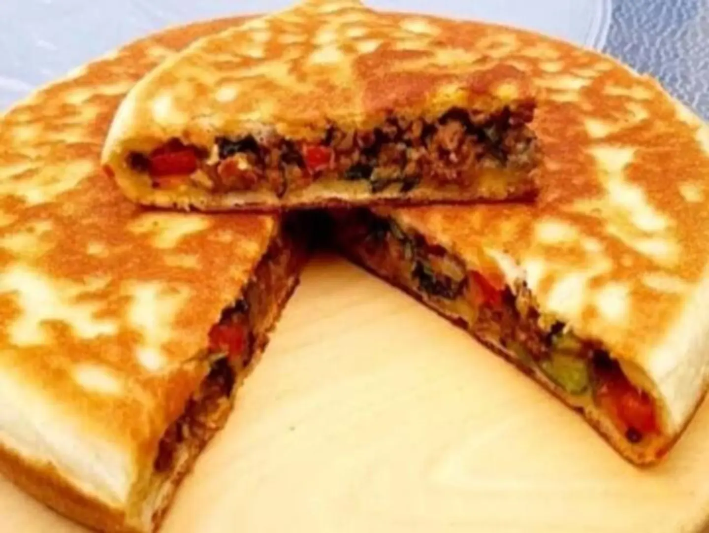 فطيره باللحم وسط
