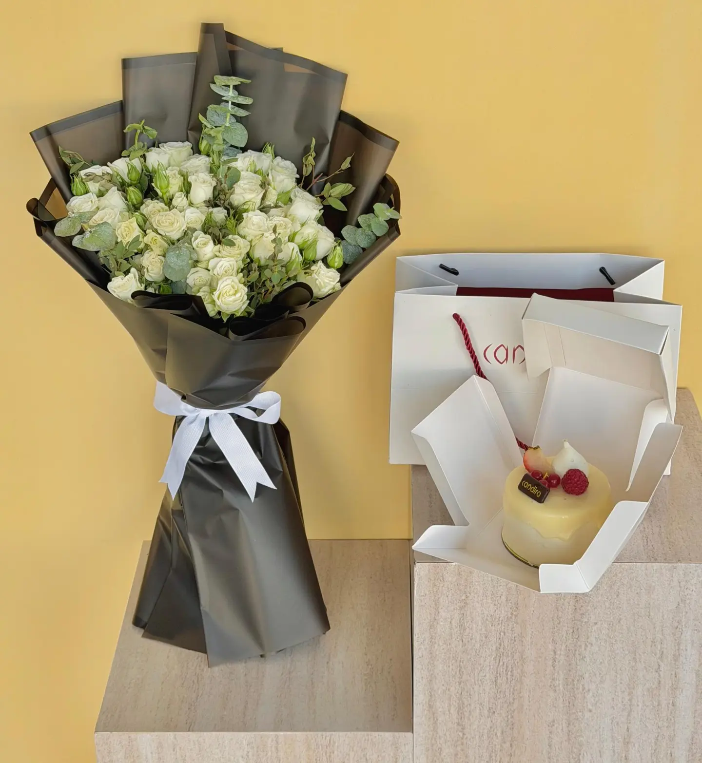 بوكيه مع كيكه التوت