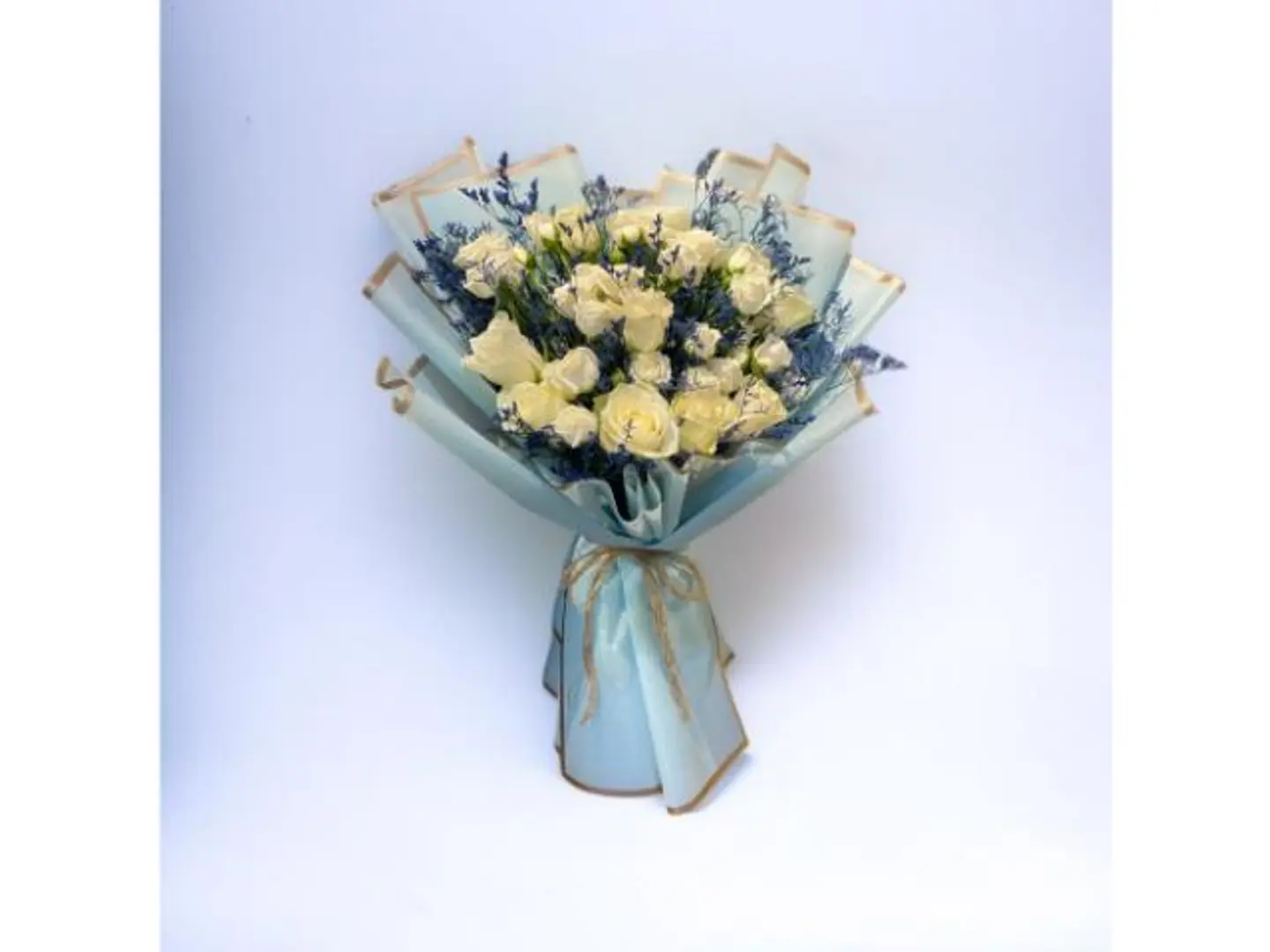 باقة ورد جوري أبيض وستاتيس أزرق