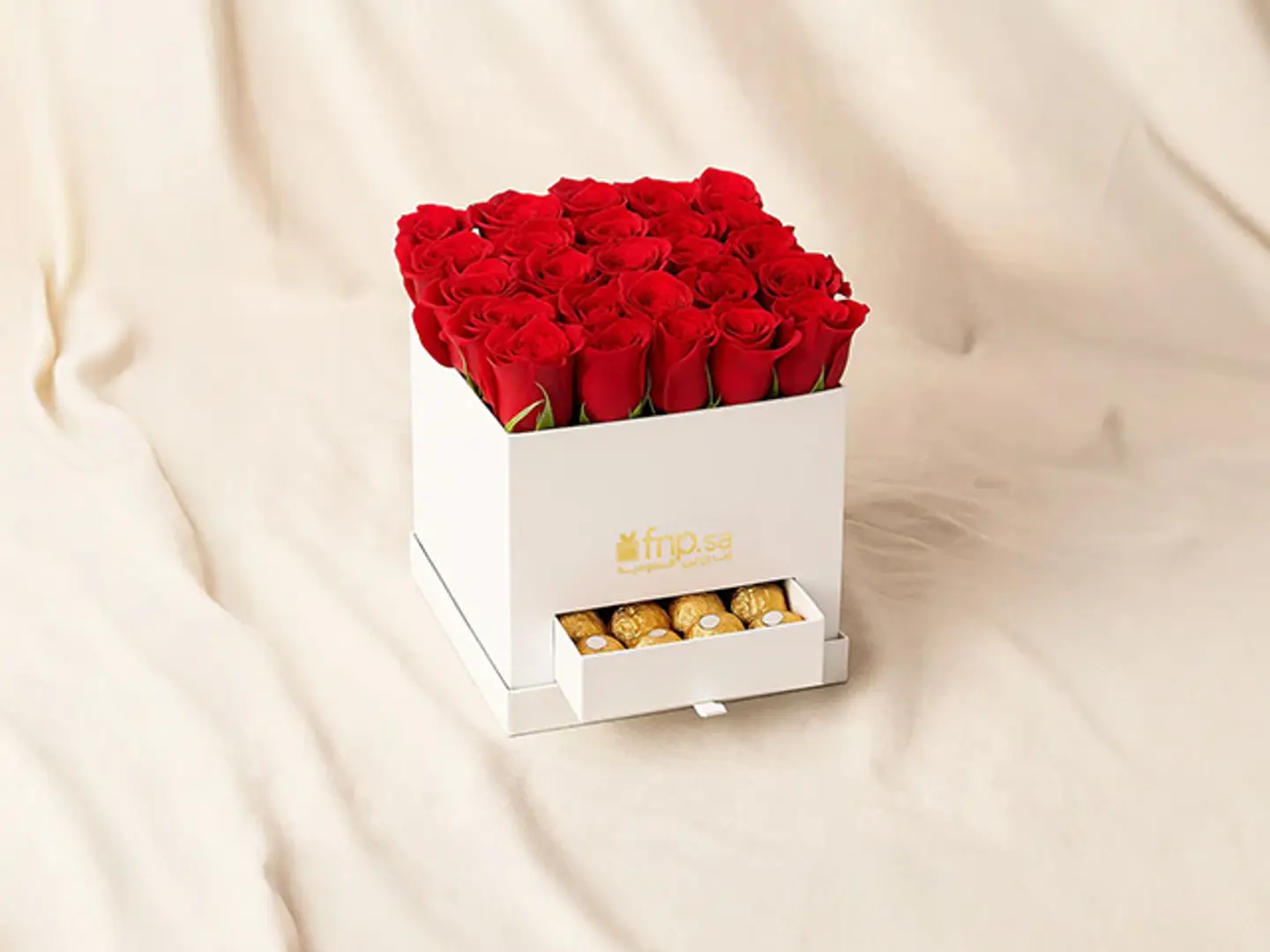 ورود حمراء رائعة مع علبة فيريرو روشيه