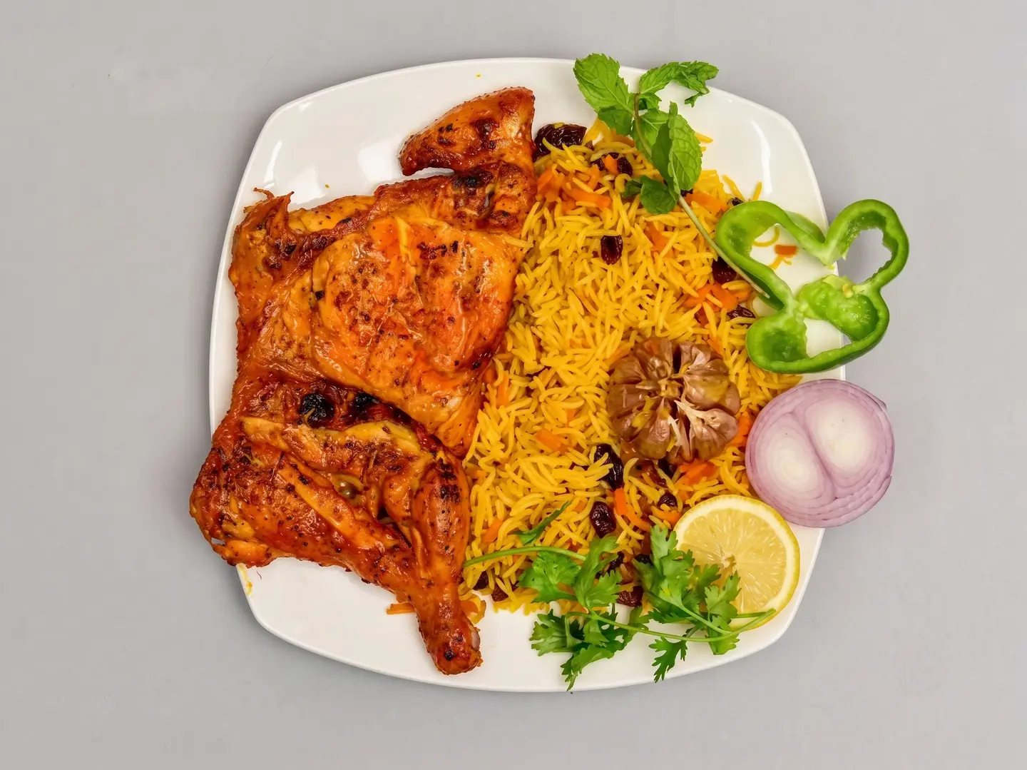 نص حبة على الفحم مع الأرز